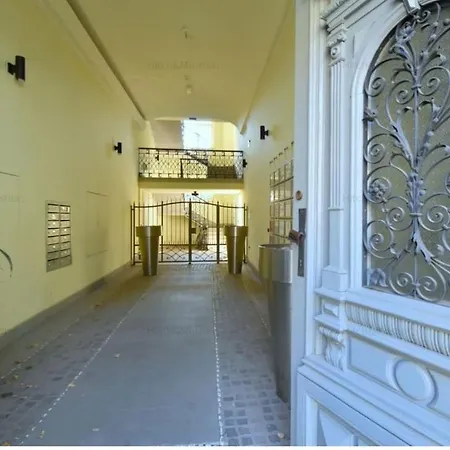 Apartment Central, Big Terrace, Near River *